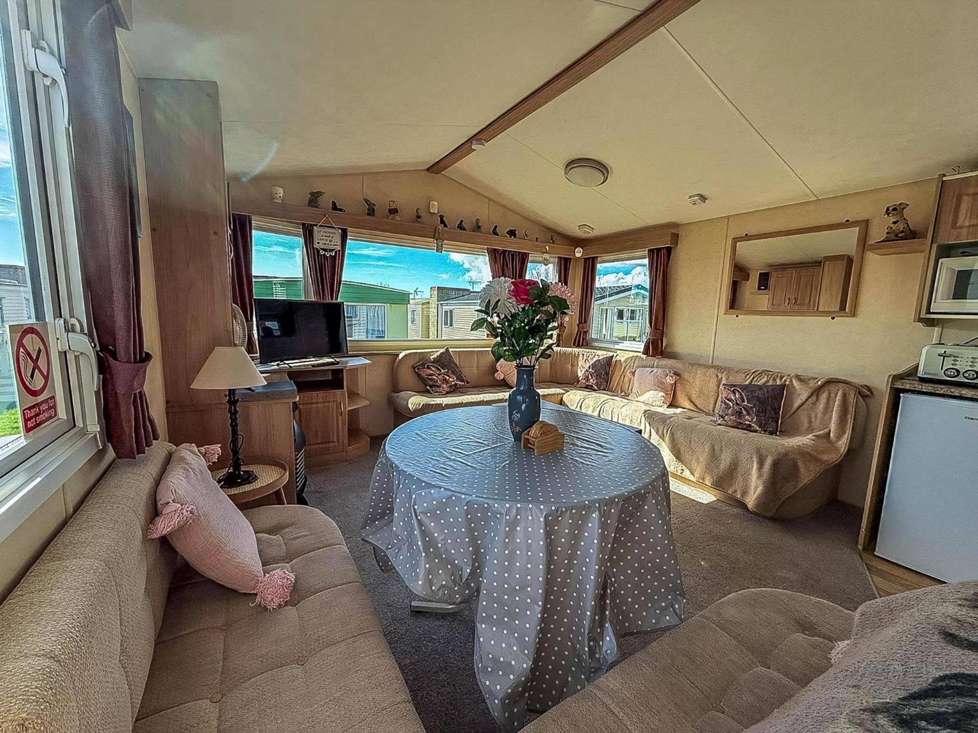 Lovely 6 Berth Caravan At Naze Marine Holiday Park In Essex Ref 17003C Walton-on-the-Naze Extérieur photo